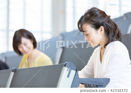 採取資格考試資格考試辦公室偶然企業場面的商人研討 採取資格考試資格考試辦公室偶然企業場面的商人研討 42338372