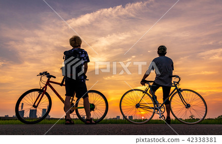 觀看美濃沼澤稻田Kamiyamaguchi Shinda的日落的兩個人 42338381