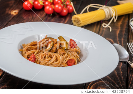 Spaghetti with chicken meat Spaghetti with chicken meat 42338794
