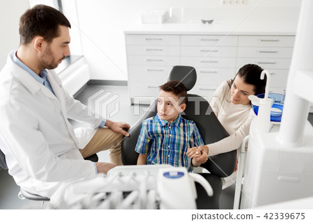 mother and son visiting dentist at dental clinic mother and son visiting dentist at dental clinic 42339675