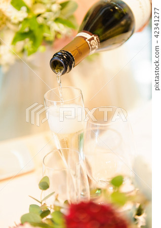 香檳便宜的派對要倒入香檳杯 香檳便宜的派對要倒入香檳杯 42341277