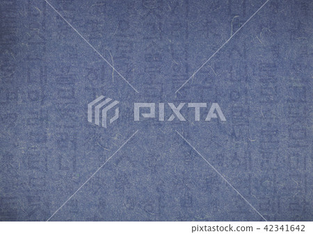 舊的韓文字母在靛藍上褪色。 42341642