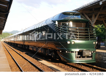 87系列客艙TWILIGHT EXPRESS Rui Wind JR在Hamasaka站 42341863