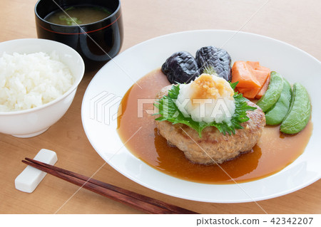 Japanese-style hamburg giant leaves and white radish 42342207