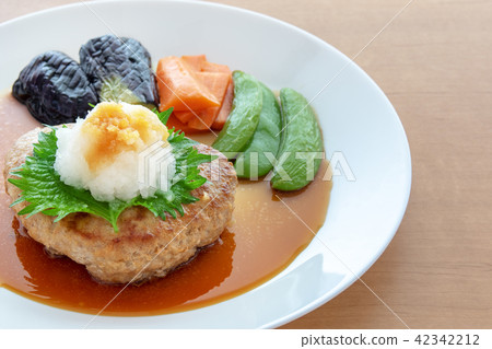 Japanese-style hamburg giant leaves and white radish Japanese-style hamburg giant leaves and white radish 42342212