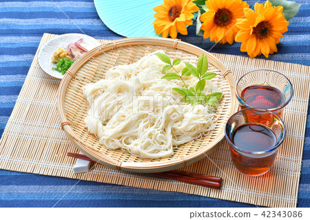 夏天的冷“Somen”（Somen noodles，Somen，Somen），湯麵和辛辣（姜，minga，藍洋蔥） 42343086