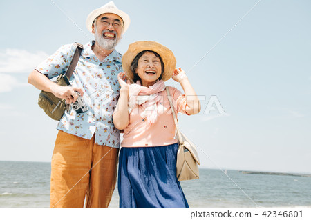 旅行在一種熱帶手段的資深夫婦 旅行在一種熱帶手段的資深夫婦 42346801