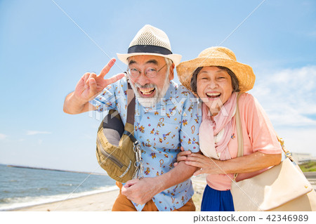 Senior couple traveling in a tropical resort 42346989
