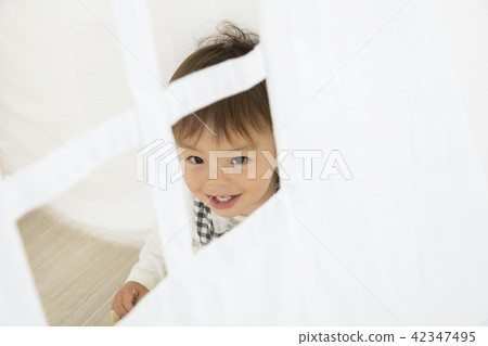 嬰兒男孩在室內的帳篷裡玩 42347495