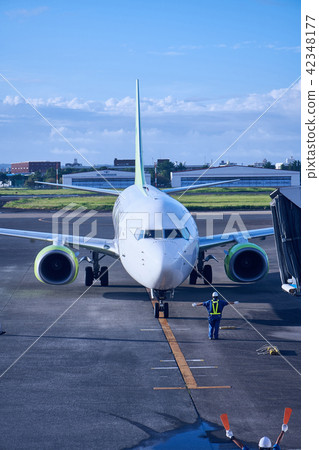 People working at the airport 42348177
