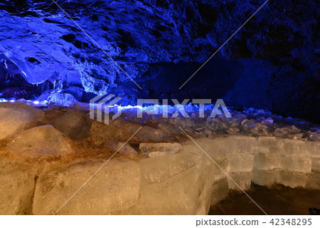 (Yamanashi Prefecture) Narusawa ice hole Ice pond (Yamanashi Prefecture) Narusawa ice hole Ice pond 42348295