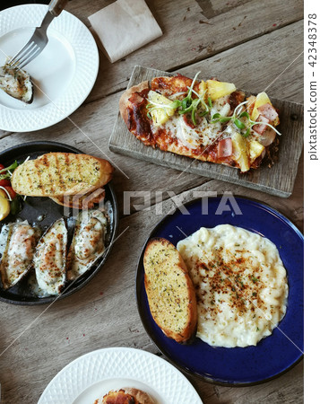 Italian foods 42348378