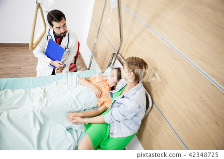 Doctor giving the news to patient girl  and mother  42348725