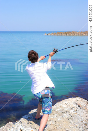 Men behind the moment of swinging down the fishing rod Men behind the moment of swinging down the fishing rod 42351095