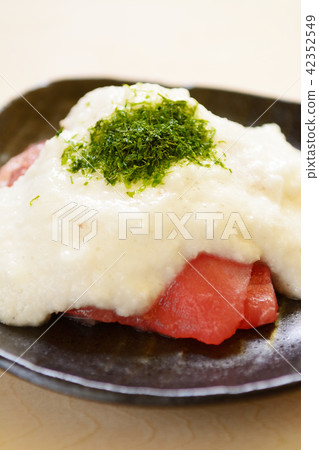 Fresh tuna grated 42352549