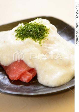 Fresh tuna grated 42352550