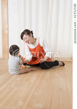 一個和寶寶一起玩的女人 一個和寶寶一起玩的女人 42352596