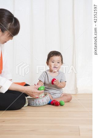 一個和寶寶一起玩的女人 一個和寶寶一起玩的女人 42352597
