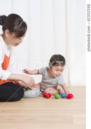 一個和寶寶一起玩的女人 一個和寶寶一起玩的女人 42352598