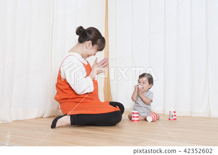 一個和寶寶一起玩的女人 一個和寶寶一起玩的女人 42352602