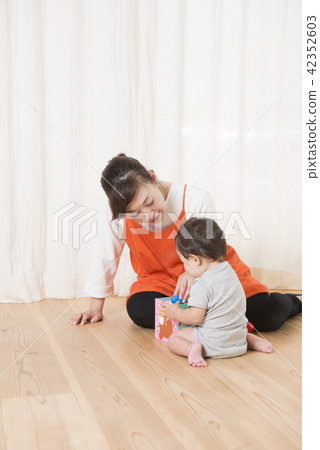 一個和寶寶一起玩的女人 一個和寶寶一起玩的女人 42352603