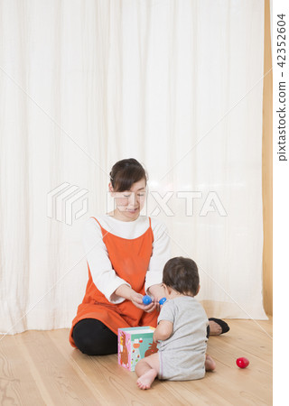 一個和寶寶一起玩的女人 一個和寶寶一起玩的女人 42352604