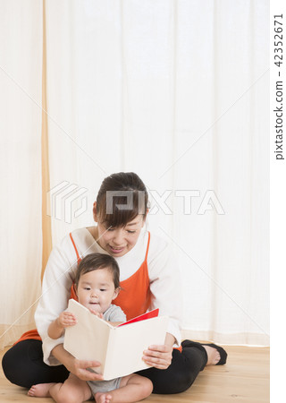 A woman who plays with a baby 42352671