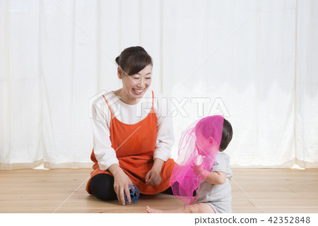 一個和寶寶一起玩的女人 一個和寶寶一起玩的女人 42352848
