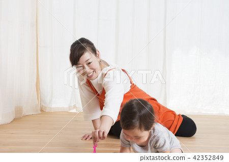 一個和寶寶一起玩的女人 一個和寶寶一起玩的女人 42352849