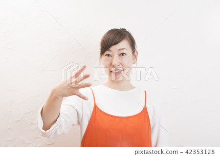 一個扮演嬰兒標誌的女人 一個扮演嬰兒標誌的女人 42353128