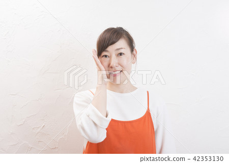 一個扮演嬰兒標誌的女人 一個扮演嬰兒標誌的女人 42353130