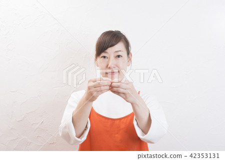 一個扮演嬰兒標誌的女人 一個扮演嬰兒標誌的女人 42353131