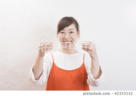 一個扮演嬰兒標誌的女人 一個扮演嬰兒標誌的女人 42353132