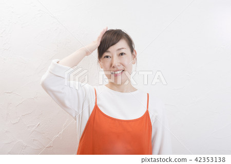 一個扮演嬰兒標誌的女人 42353138