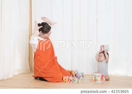 A woman who plays with a baby 42353605