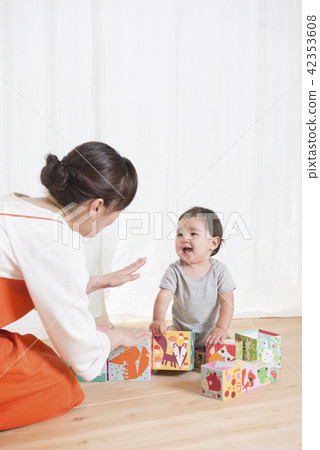 A woman who plays with a baby A woman who plays with a baby 42353608