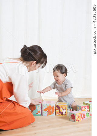 A woman who plays with a baby A woman who plays with a baby 42353609