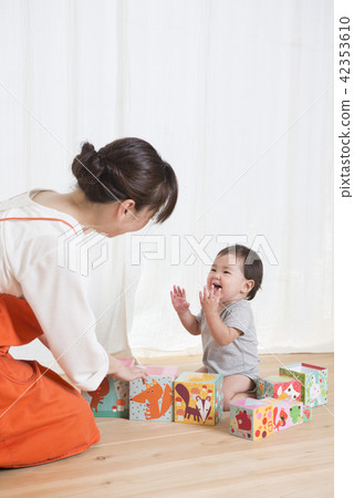 A woman who plays with a baby 42353610