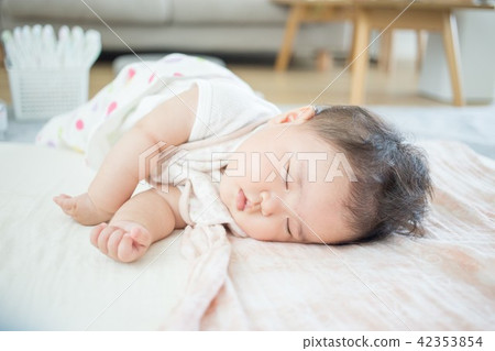 睡覺的寶貝 42353854