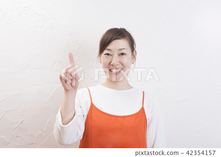 A woman who plays with a baby 42354157