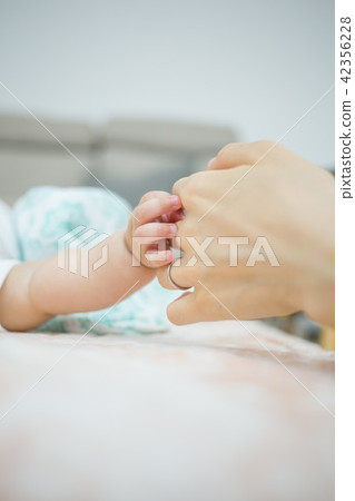 寶寶和媽媽的手 寶寶和媽媽的手 42356228