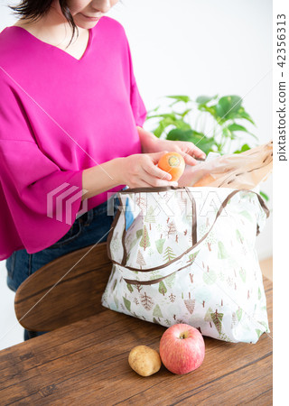 Shopping housewife lifestyle Shopping housewife lifestyle 42356313