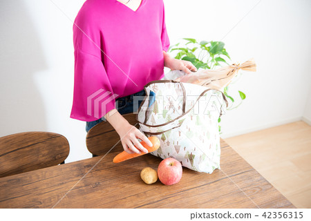 Shopping housewife lifestyle 42356315