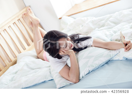 單身生活假期放鬆的早晨 單身生活假期放鬆的早晨 42356928