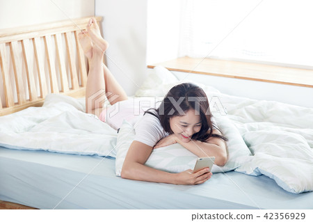 單身生活假期放鬆的早晨 單身生活假期放鬆的早晨 42356929