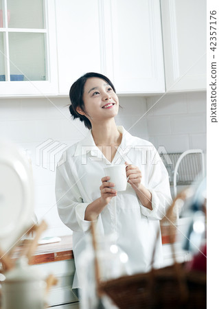 Single life, the luxury of a cup of coffee Single life, the luxury of a cup of coffee 42357176
