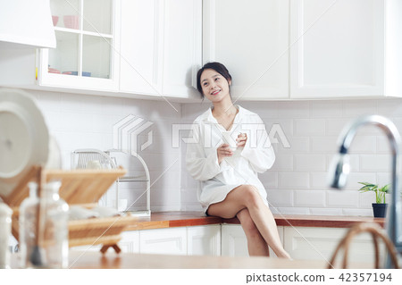 Single life, the luxury of a cup of coffee 42357194