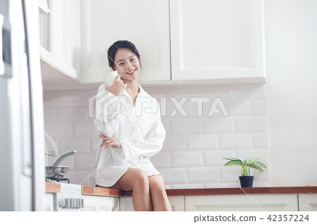 Single life, the luxury of a cup of coffee Single life, the luxury of a cup of coffee 42357224