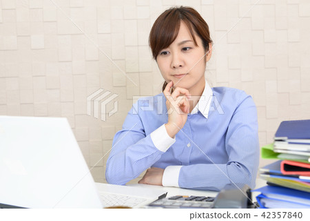 Suffering business woman Suffering business woman 42357840