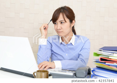 Suffering business woman 42357841